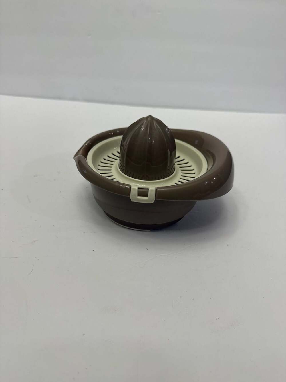 Vintage Brown Cream Plastic Citrus Juicer Lemon Orange Reamer Strainer Retro